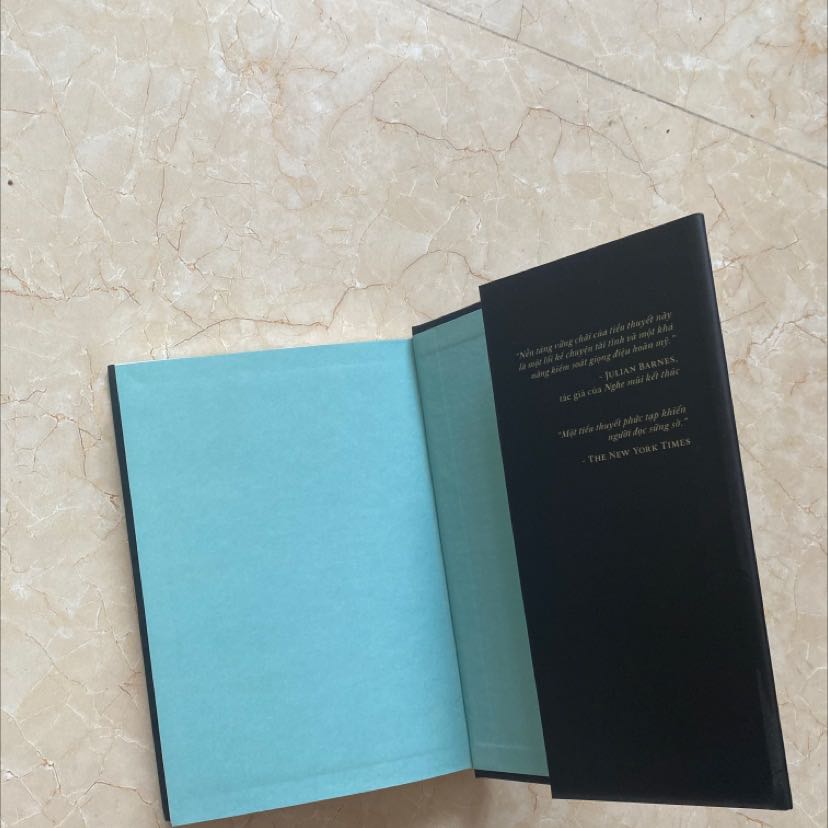 sản phẩm rất đẹp, bìa cứng, áo ôm. cuốn này mình mua do Fahasa giao. rất nhanh, ổn lắm mọi người ạ. 
về nội dung thì mình đọc cũng hứng thú. do thích cách tác giả viết trong "mãi đừng xa tôi" nên quyết định mua cuốn này. 

mong là trải nghiệm với "tàn ngày để lại" cũng tốt như thế 🤓