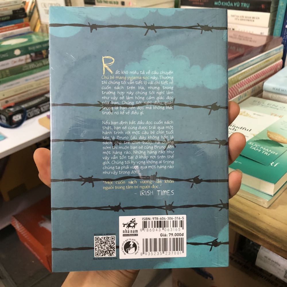 Một trong những cuốn sách hay nhất mà mình từng đọc, rất buồn khi đọc xong cuốn sách này vì đoạn kết dễ khiến người ta phải suy ngẫm. Nếu bạn là một người yêu thích văn học thì nên mua cho mình một cuốn. Tiki bán hàng đóng gói thì tuyệt vời rồi, sách rất nguyên vẹn không vấn đề gì 10 điểm