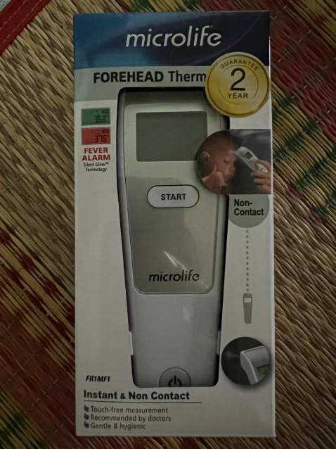Ngoại quan: Sản phẩm có ngoại quan tương đối giống với mô tả, sản phẩm chính hãng có vỏ hộp nhìn xịn xò. Được tặng kèm 5 cây nặn mụn. hahaha
Xuất xứ: Thương hiệu Microlife của Trung Quốc.
Sản xuất: Tại China anh hùng. 
Chất lượng: Nhiệt kế hồng ngoại đo tránh cho kết quả nhanh chỉ trong 1s, có thể đo nhiệt độ cơ thể và nhiệt độ môi trường vật như sữa, nước,... Tuy nhiên, kết quả sẽ có độ xê dịch nhất định.
Thời gian giao hàng: Do có sử dụng gói Tiki Now nên thời gian giao hàng nhanh, đặt từ 10:04, Thứ sáu 11-*** đến 08:39, Thứ bảy 12-*** sản phẩm đã được giao đến. 
Thái độ nhân viên giao hàng: Ổn, chịu hợp tác với tôi trong việc giao hàng. 
Giá sản phẩm: Mua với giá được áp mã giảm giá nên cũng hợp lý, miễn phí ship. 
Tổng quan: Sản phẩm phù hợp với những ai muốn sử dụng hàng chính hãng với một giá tiền và chất lượng sản phẩm tương đối. Bên cạnh đó, thời gian và dịch vụ giao hàng ổn. Cảm ơn mọi người đã đọc.