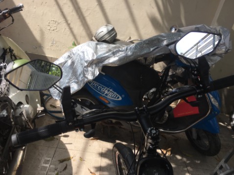 Sản phẩm như mô tả, pat lắp gương bằng nhôm nên gương lắp vào xe chắc chắn, chỉ có điều gương không phải là loại dùng chiếu hậu mà là loại gương soi mặt nên phải dán thêm 2 gương cầu lồi nhỏ vào gương thì mới chiếu hậu được. Tuy nhiên pat, gọng gương rất chắc chắn không bị xê dịch gật gù khi xe chạy, nhất là khi qua gờ giảm tốc hay đường gập ghềnh  thì là tốt lắm rồi, chịu khó mua thêm 2 gương lồi nhỏ nữa thì không vấn đề gì