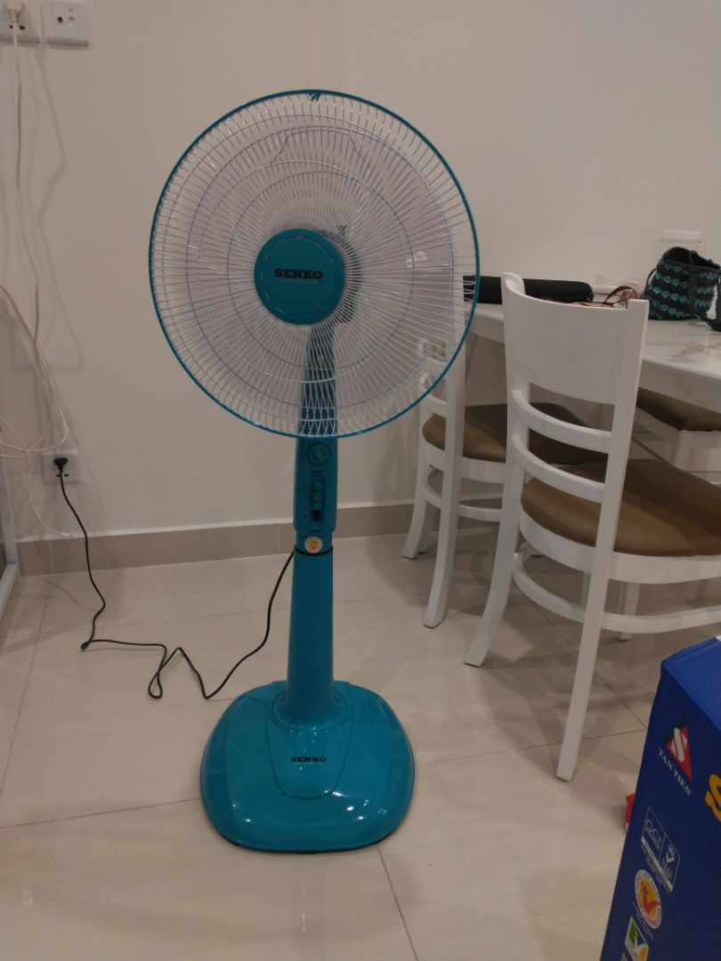 Quạt chạy êm, giá tốt. Do giao màu ngẫu nhiên, nhưng mình không thích màu cốm.