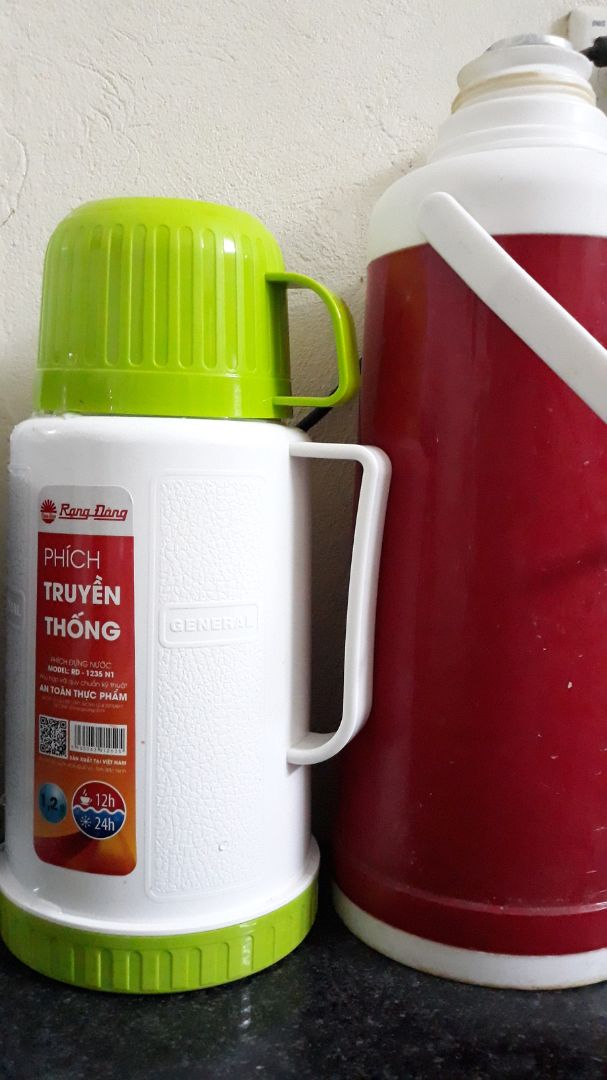 Phích nước nhìn dễ thương, giữ nhiệt tốt. Trọng lượng phích vừa đúng với nhu cầu sử dụng, dễ dàng cầm nắm.