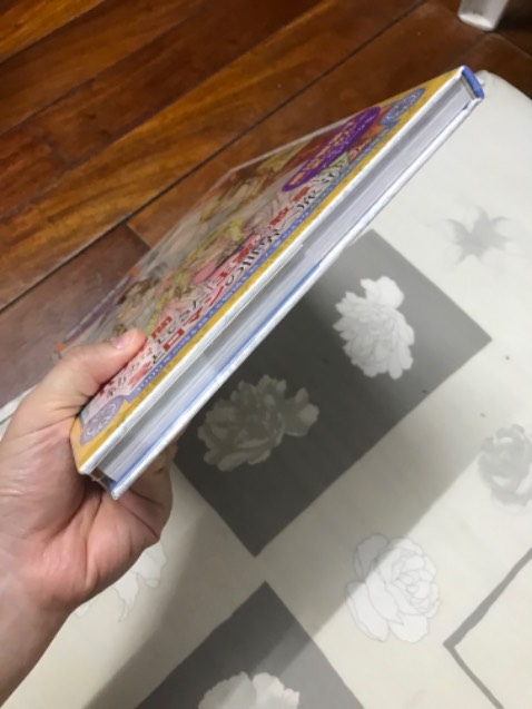 Cuốn sách minh hoạ tuyệt đẹp của bộ Nữ Hoàng Ai Cập - bộ truyện tranh làm mình say đắm một thời. Sách được giao đúng hẹn, còn nguyên seal, bóng đẹp. Bìa in vân, nổi nét vẽ chì của tác giả. Mình rất hài lòng với sản phẩm này.