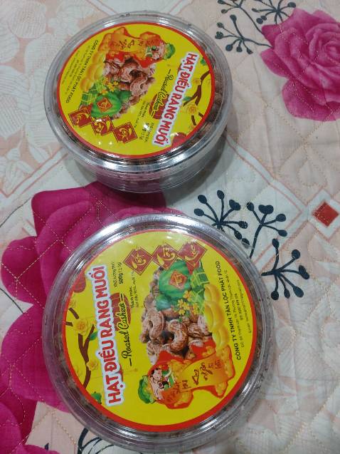 Giao hàng siêu tốc chưa đầy 24 tiếng ở xa 600km đã nhận. Hộp đẹp, sắp xếp hạt khéo léo 2 lớp là đầy mỗi hộp trông rất bắt mắt. Hạt to trà bá luôn. Giòn béo. Độ mặn vừa phải. Tiếc là lột vỏ hay bị vỡ nát không còn nguyên hột, tỉ lệ vở nát là 50/50. Điều đáng tiếc nữa là nắp hộp không có gai vặn kín, cũng không chụp lại cho kín được, chênh vênh. Nắp quá rộng hơn hộp nên khui ra phải ăn nhanh 500g cho hết hoặc trút ra cái bì khác cất kẻo hở gió dai nhách liền. Bất tiện và kém sang. Trừ 2 sao.