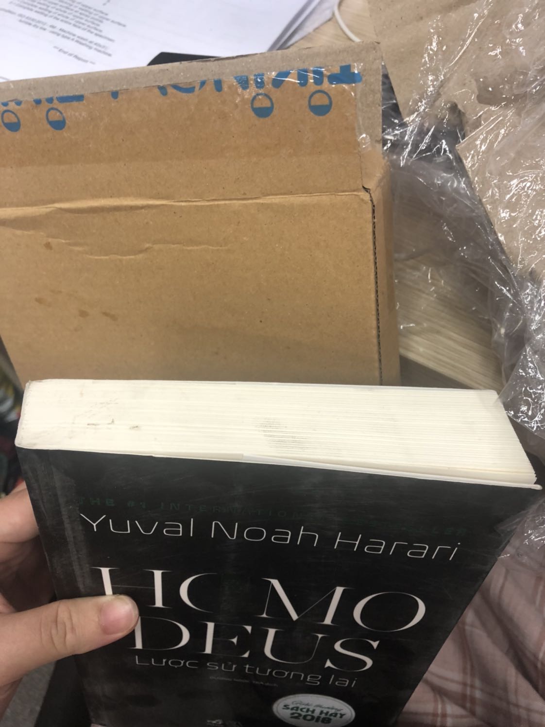 Vô cùng thất vọng!
Mình đặt quyển sách này của Tiki, khi nhận dc hàng thì vô cùng hào hứng mở ra hít hà mùi thơm của sách mới nhưng không! Khi mở ra là cả bầu trời thất vọng và bực mình! Tiki Ship cho mình quyển sách ko dc bọc giấy bóng, cả bìa sách trước sau bị xước toàn bộ. Gáy sách thì nát và bẩn, Không còn từ nào để miêu tả! Quá thất vọng!