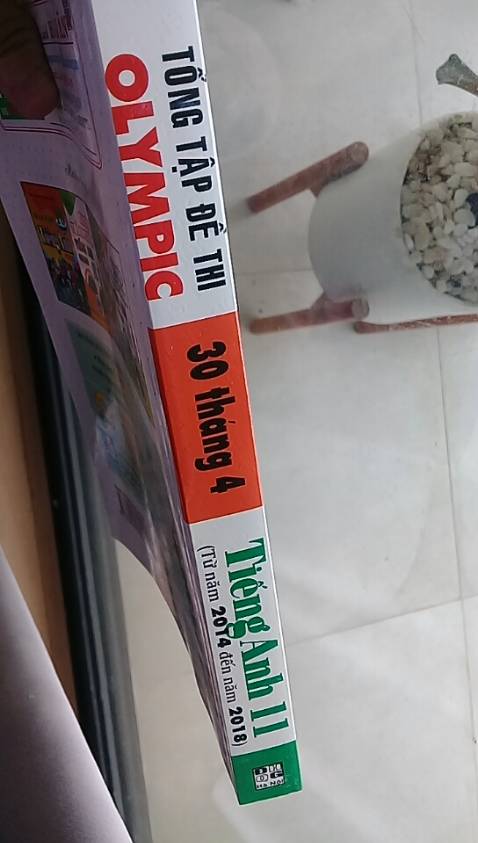 Dày lắm luôn. Có một xíu lỗi in ấn (gáy lệch, khoảng cách đến viền hơi mỏng, có 1 vài vệt đen) nhưng mìn không quan tâm hình thức lắm nên ưng ý.