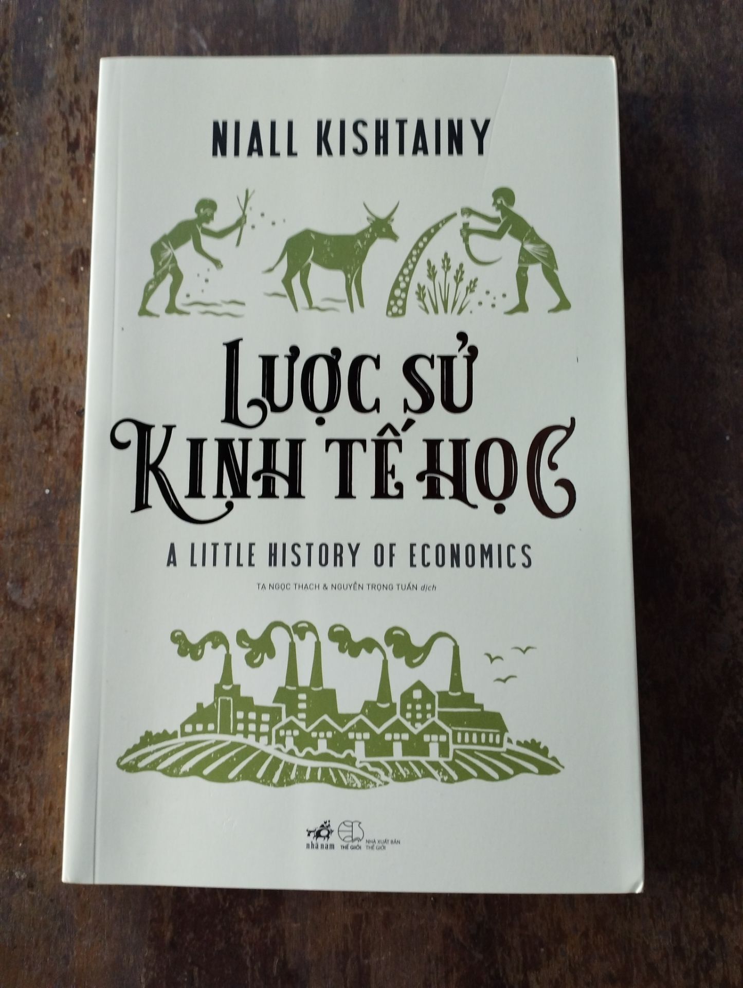 Rất thất vọng với đơn lần này. Mình mua 2 cuốn, cuốn LSKTH này thì giao muộn gần 1 tuần. Còn cuốn Hành trình cà phê thì bị bong gáy sách. PS: cuốn LSKTH này rất đẹp, giấy tốt.