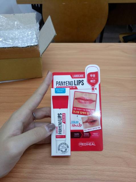 Ở HCM 3 ngày hàng mới tới. Shop gói hàng đàng hoàng. Tuýp này dùng cho ban đêm, thấy đc khen nhiều hơn tuýp xanh nên mua dùng thử. Date tới 12/2023 lận. Là dạng bóp ra rồi chét trực tiếp lên môi, ko cần dùng tay. Sẽ quay lại review sau nếu dùng có hiệu quả