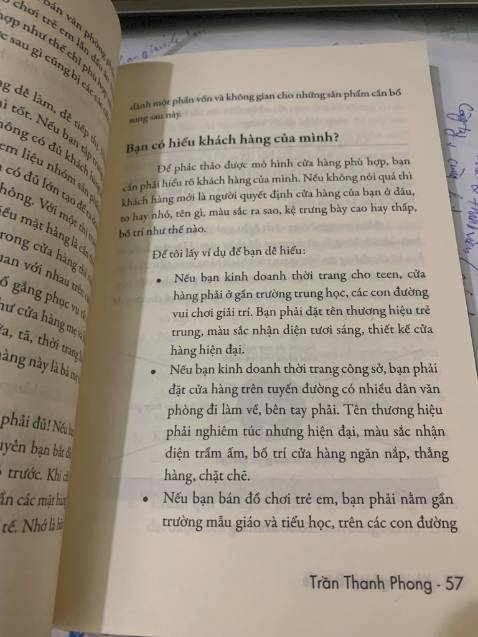 Mình tình cờ thấy cuốn sách ở trên trang ***. Lục lọi tìm kiếm ở trên Tiki và mua được với giá sale. Mặc dù mua dịch nhưng sách vẫn về rất nhanh và được đóng gọi rất cẩn thận. Về nội dung sách, mình cảm thấy sách viết rất chi tiết, cảm nhận được những dòng tâm sự của anh Phong rất thân thiện cứ như là đang nói chuyện, gặp mặt trực tiếp với anh vậy. Nội dung sách viết rất thực tế không bị lan man dài dòng như đa số những cuốn sách dạy về kinh tế, kinh doanh khác. Từ cách tìm ra ý tưởng, lên kế hoạch kinh doanh, huy động vốn, thu hút khách hàng hay mở thêm cửa hàng mới đều được anh Phong chia sẻ ở trong đây. Cuốn sách này đã làm mình thay đổi nhận thức về những của hàng bán lẻ. Nếu có cơ hội sau này, mình hi vọng 1 lần được gặp trực tiếp và giao lưu với anh Phong về những vấn đề trong kinh doanh còn vướng mắc.