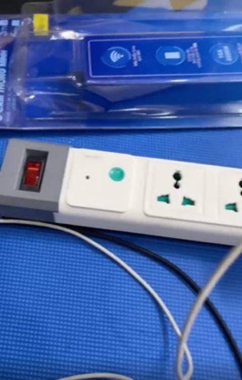 Hàng trông khá chắc chắn, điều khiển bằng wifi nhạy. Còn điều khiển bằng bluetooth chưa thử. Điểm trừ là không thể điều khiển từng ổ cắm như ổ điện của trung quốc. Hàng trông khá chắc chắn, điều khiển bằng wifi nhạy. Còn điều khiển bằng bluetooth chưa thử. Điểm trừ là không thể điều khiển từng ổ cắm như ổ điện của trung quốc.