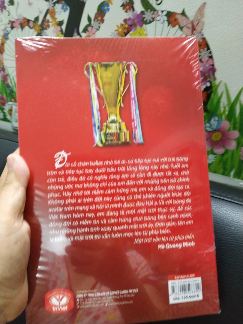 Lúc nhận hàng còn bọc màng co nhìn đã lắm. Lấy ra đọc được vài trang con bé nhà mình làm nhàu trang đầu và gẫy bìa xót cả ruột. Hình thức đẹp trang nào cũng ảnh màu. Mình không thích màu đỏ mà cuốn này toàn đỏ là chính nhưng không hiểu sao nhìn lại rất thích. Chắc vì màu áo tuyển thủ màu cờ tổ quốc. Nội dung thì viết thông tin cơ bản và 1 bài viết về các cầu thủ huấn luyện viên. Chưa có dịp đọc nhưng mình tin qua đây mình hiểu họ nhiều hơn và quý mến họ hơn. Nói chung sách này không thể thiếu đối với những ai mê bóng đá. Mình cũng canh đợt sale 40 đến 50% để mua Thường Châu Tuyết Trắng, U23 những chuyện chưa kể, Trần trụi bóng đá Việt, Tự truyện Lê Công Vinh, Từ Thường Châu tới vô địch AFF cup và giờ cuốn này. Mình mua cuốn này đợt sale giảm giá 45% nên rất thích.