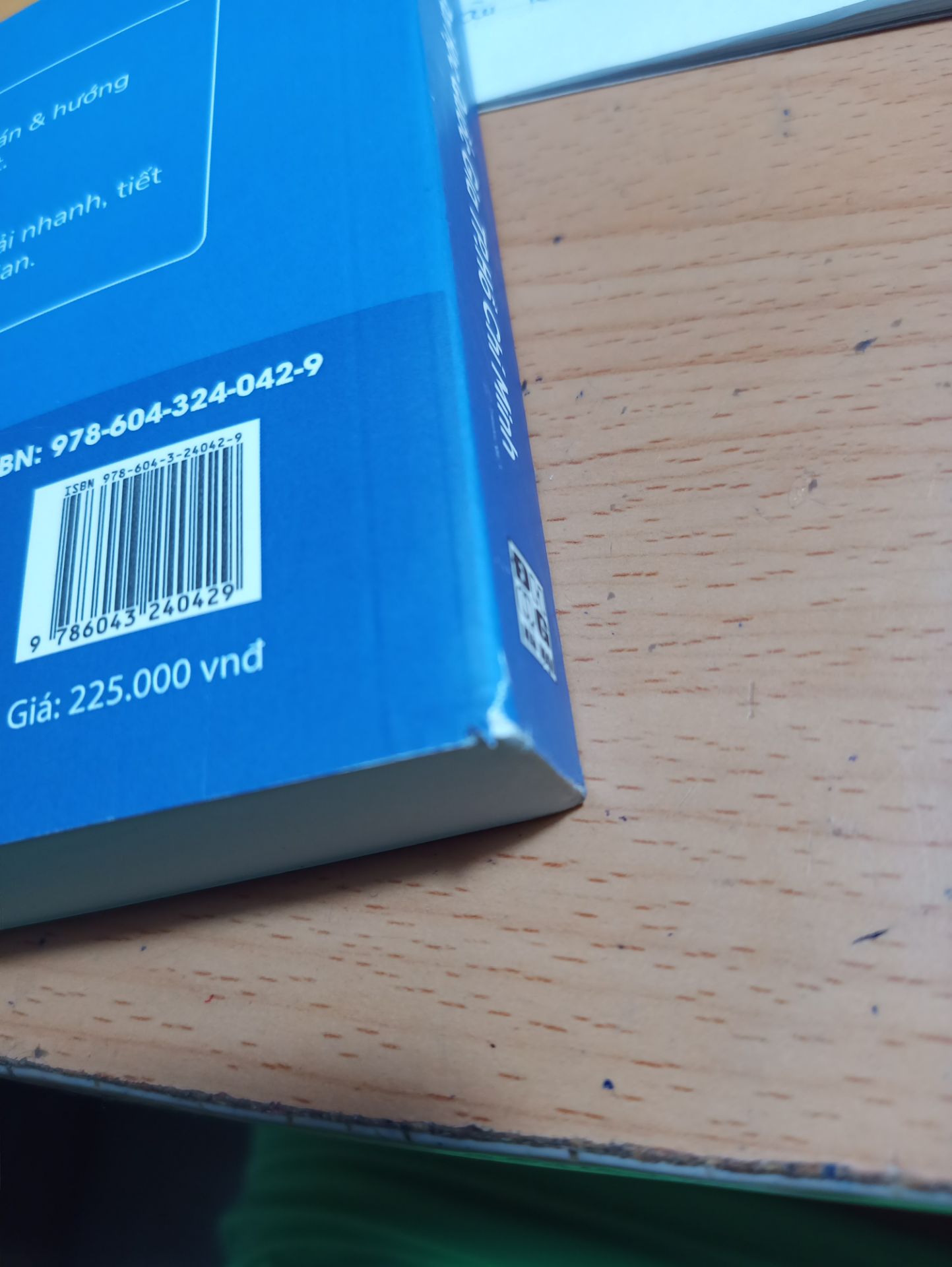 Mình thấy  sách là tổng hợp kiến thức ko nhiều như mn trông đợi đâu ạ, nên mình cần coi lại trong sách giáo khoa thêm. Sách tập trung vào bt và phương pháp giải nhiều hơn. còn phần đầu là hệ thống kiến thức thui có hướng cho mn dễ học hơn. Điều mik chán nhất là mới mùa zề mà sứt trang ra rồi, hơi móp tí tẹo nhưng mà ko sao.