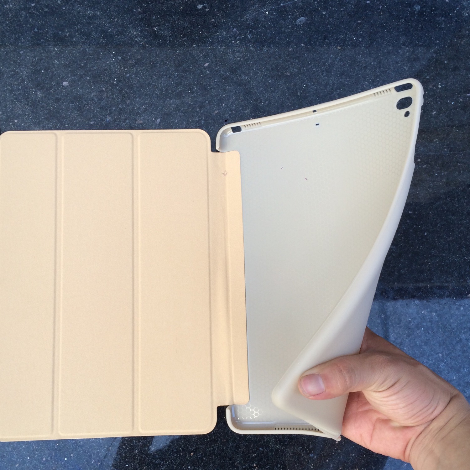 Bao da đẹp mắt, sắc sảo, chất lượng rất tốt so với tầm giá. Các chức năng đóng tắt thông minh đầy đủ, case dẻo sẽ không bị xước máy. Sẽ tiếp tục ủng hộ Tiki và nhà bán hàng.