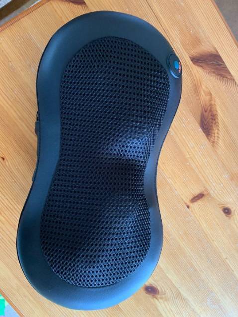 Mình nhận được hàng rồi nhé! Đầy đủ các phụ kiện, còn có cả thư cảm ơn nữa (thích quá!!!) Mấy cái đầu cắm sạc thì vô điện, nút ấn cũng không có gì hết. Gối nằm vừa êm vừa nhẹ, con quay khoẻ vẫn xoay bình thường mặc dù mình ngồi dè hẳn lên nó. Đèn hồng ngoại tốt, không quá nóng nói chung là dùn rất thích. Dịch vụ vận chuyển thì bên tiki không cần phải bàn, giao hàng nhanh, hộp còn nguyên không bị bẩn hay nhàu như bên khác. Mình cảm ơn shop nhé!