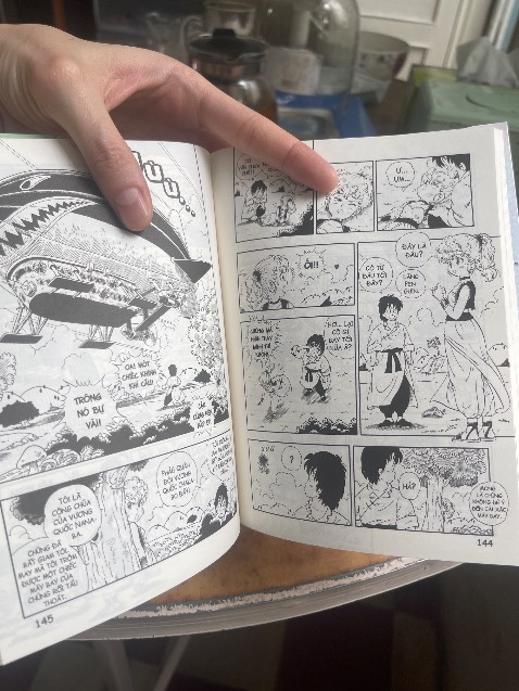 sách tái bản ko tặng standee như thông tin quảng cáo sản phẩm. Sách ko tặng standee sao vẫn để hình bán là có tặng kèm?