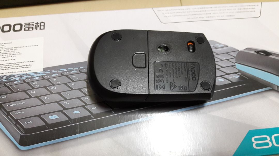 Chuột hơi thấp hơn so với tay, nhưng có nút tắt, bàn phím nhỏ gọn, không có nút tắt. Bộ này kết nối tốt với Vinabox x9