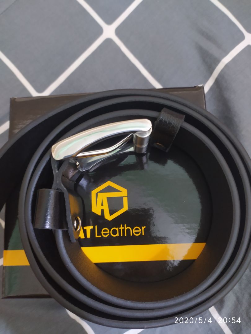 Hàng tốt, da thật, khá mềm. Dập nổi logo rất đẹp.
Shop kèm luôn cả box.
Chỉ mỗi cái bấm lỗ xa quá, hixhix. Phải ra tiệm bấm lại