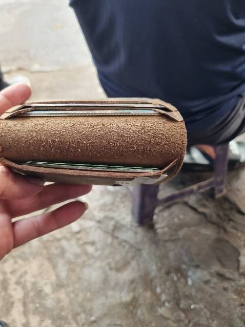 Ví nam, form nhỏ vừa tay.
Để vừa xinh 2 BLX + 1 CCCD + 3-4 thẻ ATM (không bị phồng ví) , vẫn có thể đựng thêm 1 ít tiền hoặc cardvisit !