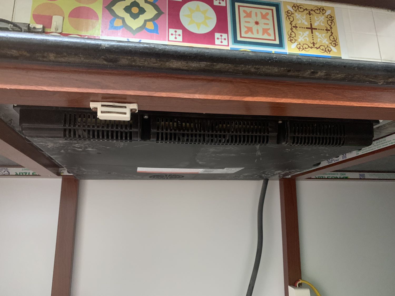 Tôi mua bếp từ ngày 10/9. Bắt đầu sử dụng từ ngày 22/9. Đến hôm qua 31/10 đang nấu ăn thì thấy có mùi khét cháy, sợ quá tắt bếp luôn. Gọi lên tổng đài tiki báo bảo hành nhờ qua xem lại nhưng sau 1 ngày chưa thấy bạn nhân viên kỹ thuật nào qua xem đánh giá cho mình.