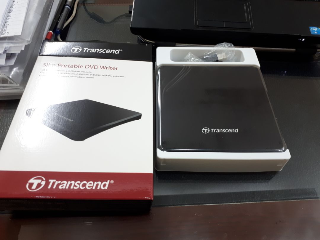 Mình vừa nhận sp, nhận xét:
1.tiki đóng gói cẩn thận.
2.sp vừa ý, chạy thử êm( tuổi thọ theo dõi tiếp).
3. Tuy nhiên hộp sp này không giống như hình trên Tiki đăng tải, sp cũng không giống như hình qc sản phẩm( phần chữ kí hiệu ngoài  khay đĩa khrng có)-->>Tiki giải đáp giúp mình.
Tạm thời cho 3*