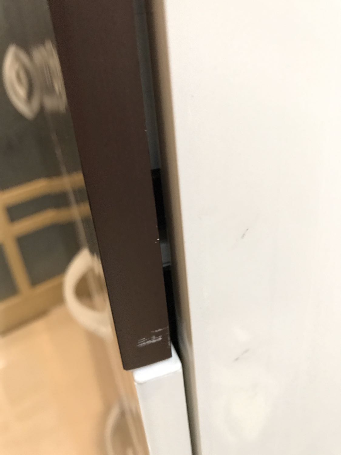 Mới nhận được hàng lúc trưa, mới dùng đến tối thì có mấy vấn đề như sau: 
- Giao hàng trễ so với dự kiến 3 ngày. 
- Ngăn kéo mới kéo vài lần đã bung luôn thanh lề phía bên phải như hình. 
- Không khít, bị hở nhiều như hình. 
Mong tiki có phản hồi về sản phẩm.