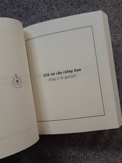 Mình thích các loại sách có giá trị tâm linh như vậy. Ấn tượng đầu tiên là Quyển sách khá dễ thương, màu Pink giấy nhám rất xịn mịn. Thứ 2 là Layout thoáng mắt và dễ chịu. Nhận thông điệp và sự chỉ dẫn đúng đắn từ Vũ Trụ là 1 điều trên cả tuyệt vời Cảm ơn Tiki ❤