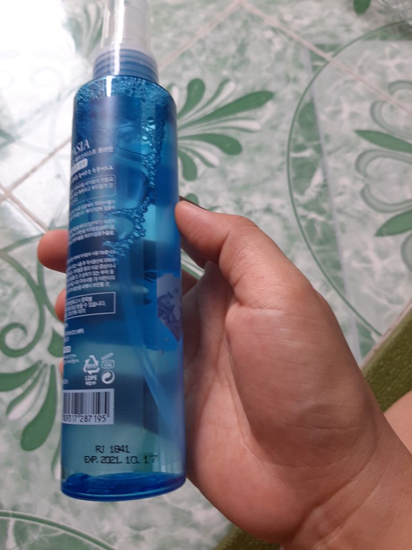 Ưu điểm: đóng gói chắc chắn, giao hàng nhanh, mùo thơm nhẹ dễ chịu.
 Tuy nhiên sản phẩm hạn dùng 10.2021, đối với mỹ phẩm thì hơi cận date, chắc phải xịt ngày xịt đêm cho nhanh hết. Tia xịt hơi mạnh nên nếu da nhạy cảm sẽ cảm thấy hơi rát.