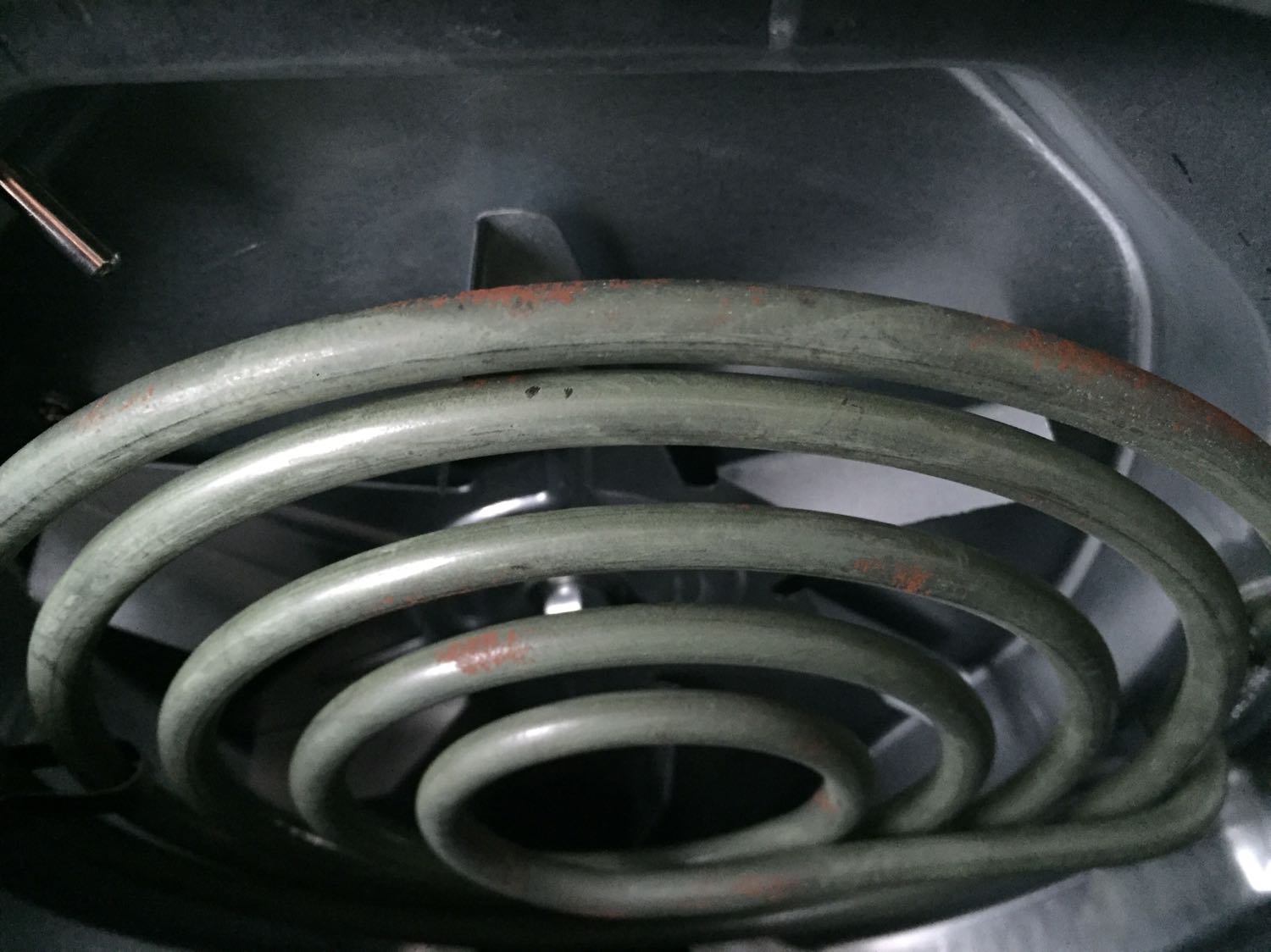 Nồi mới mua nhưng bám bụi ở các kẽ, đặc biệt là ở khe thoát hơi nóng, ố và trầy nhiều chỗ, không thể chùi đi được, bộ phận dẫn nhiệt còn bị gỉ. Mới chiên thử đùi gà thì hoạt động ổn, chín đều nếu trở thêm 1 lần giữa lúc chiên. Không biết dùng được bao lâu vì như hàng dùng rồi đã đổi trả, sửa lại rồi bán cho khách khác