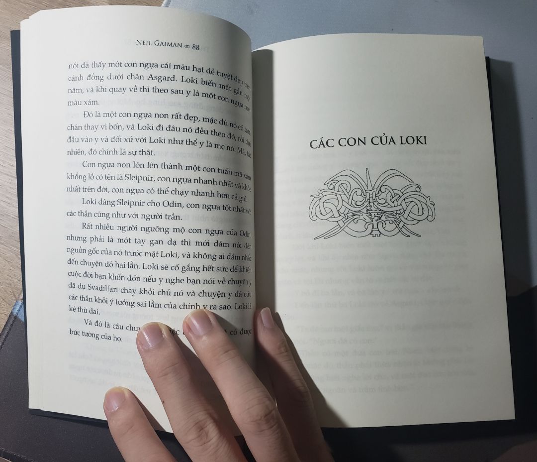 Đầu tiên phải khen bìa quyển này Nhã Nam làm đẹp lắm, đẹp hơn ảnh mình chụp nhiều, với các chi tiết được in nổi. Một vấn đề nhỏ thì đây là bìa nhám (mặc dù mình thích bìa này hơn bìa bóng bọc ni ***), cực kì dễ bám vân tay và dễ xước. Vì thế bạn nào mua thì nhớ bọc Bookcare. Giấy sách hơi mỏng, nên mặt sau có hơi lấm tấm lên mặt trước. Về nội dung thì mình mới đọc lời dẫn truyện do tác giả viết, nhưng đã thấy cực kì cuốn hút. Mình chỉ biết thần thoại Bắc Âu qua trò chơi nên rất mong chờ các câu chuyện qua lời kể của một nhà văn.