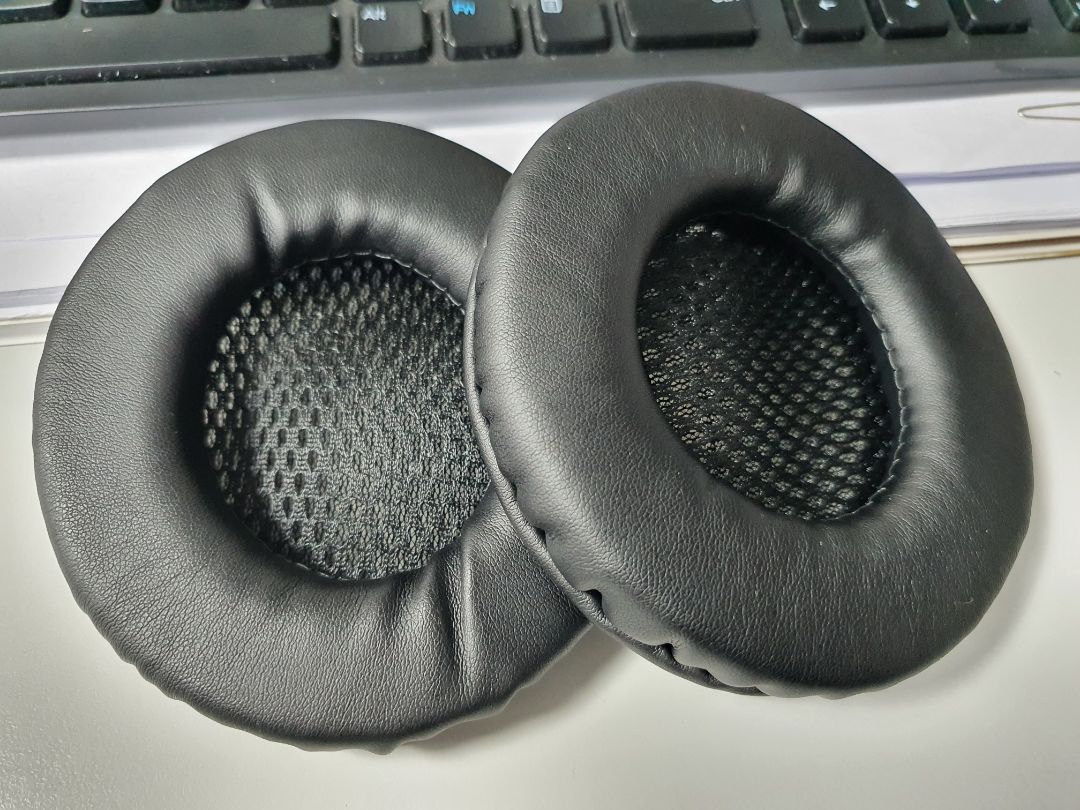 Giao hàng nhanh, chất liệu sản phẩm có vẻ ổn. Nhìn có vẻ hơi to so với from 9.5cm của cái tai nghe của mình. Khi nào gắn xong mình chụp tiếp ảnh lên và review thêm nhé!