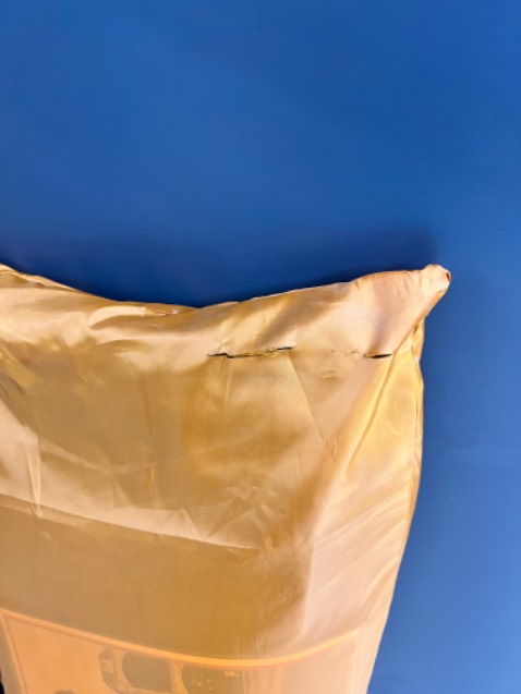 Nhắn tin shop k thèm trả lời, dặn kỹ màu nâu giao màu đen, bao đựng mỏng như cái khăn giấy còn rách, thảm chụp rõ đẹp giao thì thấy ghê. Miếng ván trong k khít với thảm ngoài, xộc sệch, dây treo thì dùng đinh ghim dính với thảm, k biết có ai dám ngồi k, đang chạy đứt dây ra thì vỡ đầu. 
Buôn bán lạ đời, trả hàng gấp!