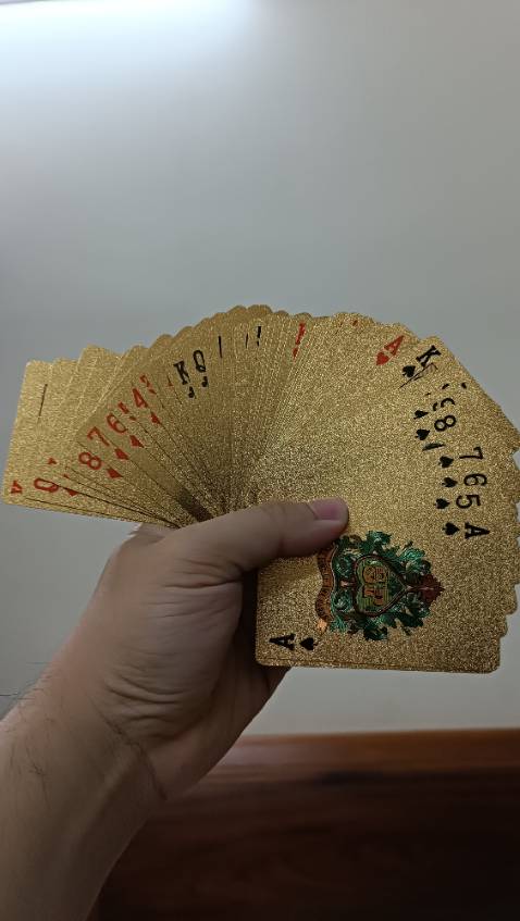 Nhìn bên ngoài rất sang, cầm vừa tay, chia bài ko bị rít, lỡ dính nước có thể lau khô.
Điểm trừ là chơi ở chỗ ánh sáng yếu rất khó nhìn lá bài, màu in trên lá bài có dấu hiệu mờ sau vài lần sử dụng.
