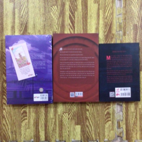 Sách mới nhưng k biết do lưu trữ hay vận chuyển mà móp gáy sách,rách nứt ra luôn. Mình lười đổi trả nên để đọc