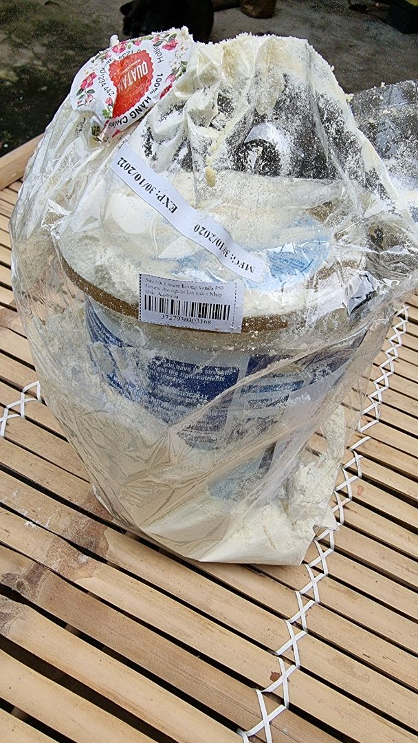 hàng bị vỡ đã gọi điện và email tiki 4,5 lần. kêu tôi giữ hàng vỡ này y như lúc nhận, mặt hàng sữa nên kiến bu đầy. bỏ thì không được phải giữ đợi họ thu hồi. Đã gần 1 tháng vẫn kg thấy ai thu hồi. Dịch vụ giải quyết vấn đề sau khi mua quá tệ. hình lúc mới nhận và bây giờ. hàng bị vỡ đã gọi điện và email tiki 4,5 lần. kêu tôi giữ hàng vỡ này y như lúc nhận, mặt hàng sữa nên kiến bu đầy. bỏ thì không được phải giữ đợi họ thu hồi. Đã gần 1 tháng vẫn kg thấy ai thu hồi. Dịch vụ giải quyết vấn đề sau khi mua quá tệ. hình lúc mới nhận và bây giờ.