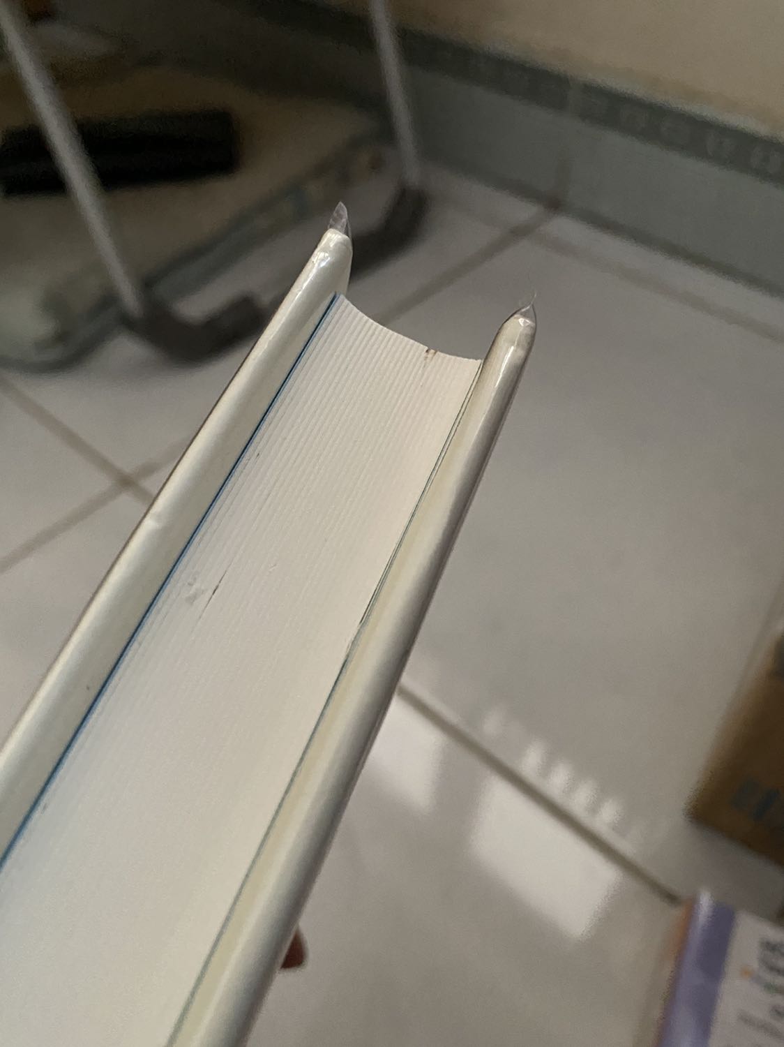 Gói hàng thì thui không nx nữa, u như kỹ thui, may mà sách ổn 🥲 sách đẹp, bọc sách siêu xinh, do bìa cứng lại không có bọc nên móp chút đỉnh nhưng không đáng kể, mà chỗ cạnh giấy bị sần, hình như dính keo với có tí ti bẩn, mình không khó nên thui cũng chấp nhận được, mà tiếc là không có bookmark 🥲