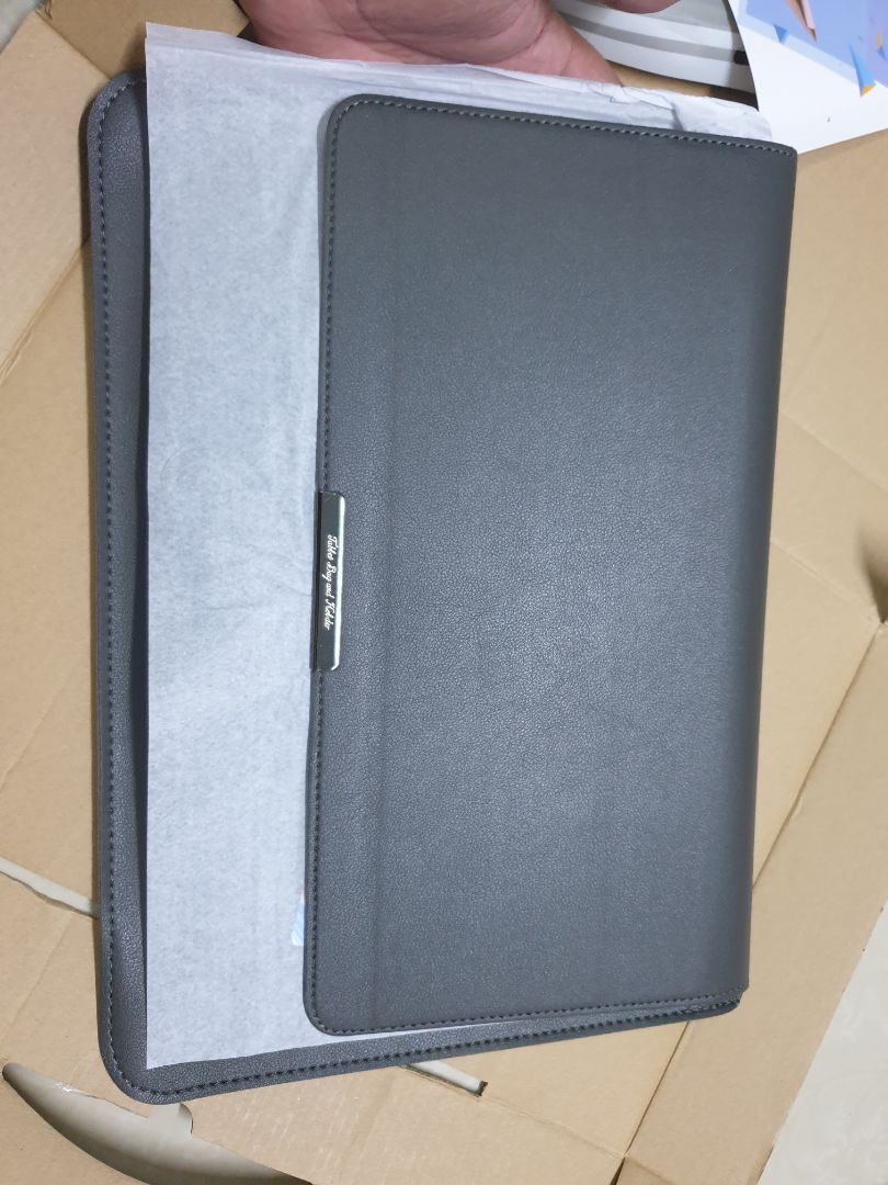 Bao bì sản phẩm đóng gói rất kỹ và đẹp, mở ra có phong bì lì xì rất ngạc nhiên, chất liệu và chất lượng sản phẩm quá ok đẹp như mô tả...shop uy tín sẽ tiếp tục ủng hộ shop.