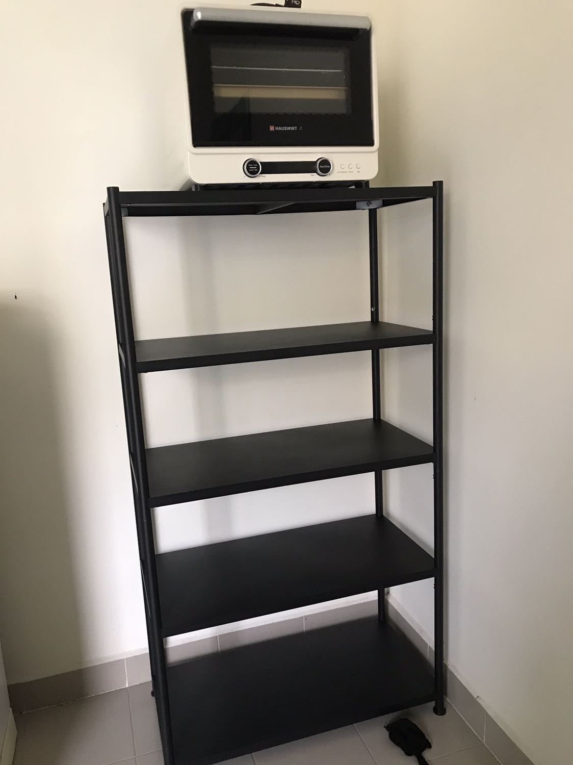 Kệ chacw chắn đẹp nhưng nếu lò to hơn 34cm thì chỉ để được ô thứ 2-3 từ trên xuống của loại 5 tầng. Mình co con nhỏ r để tầng 2 qua thấp nên Nếu muốn để trên cùng vừa tầm thì nên đặt kệ 4 tầng là vừa nha 5 tầng để trên cùng cao lắm cao 1m8 mới vừa tầm :))). Lò mình dùng là hauswirt tính luôn chân lò thì cơz 39cm lận nên nếu 5 tầng như mình muốn để trên nên gỡ bớt 1 tấm tầng trên nha 🤣🤣