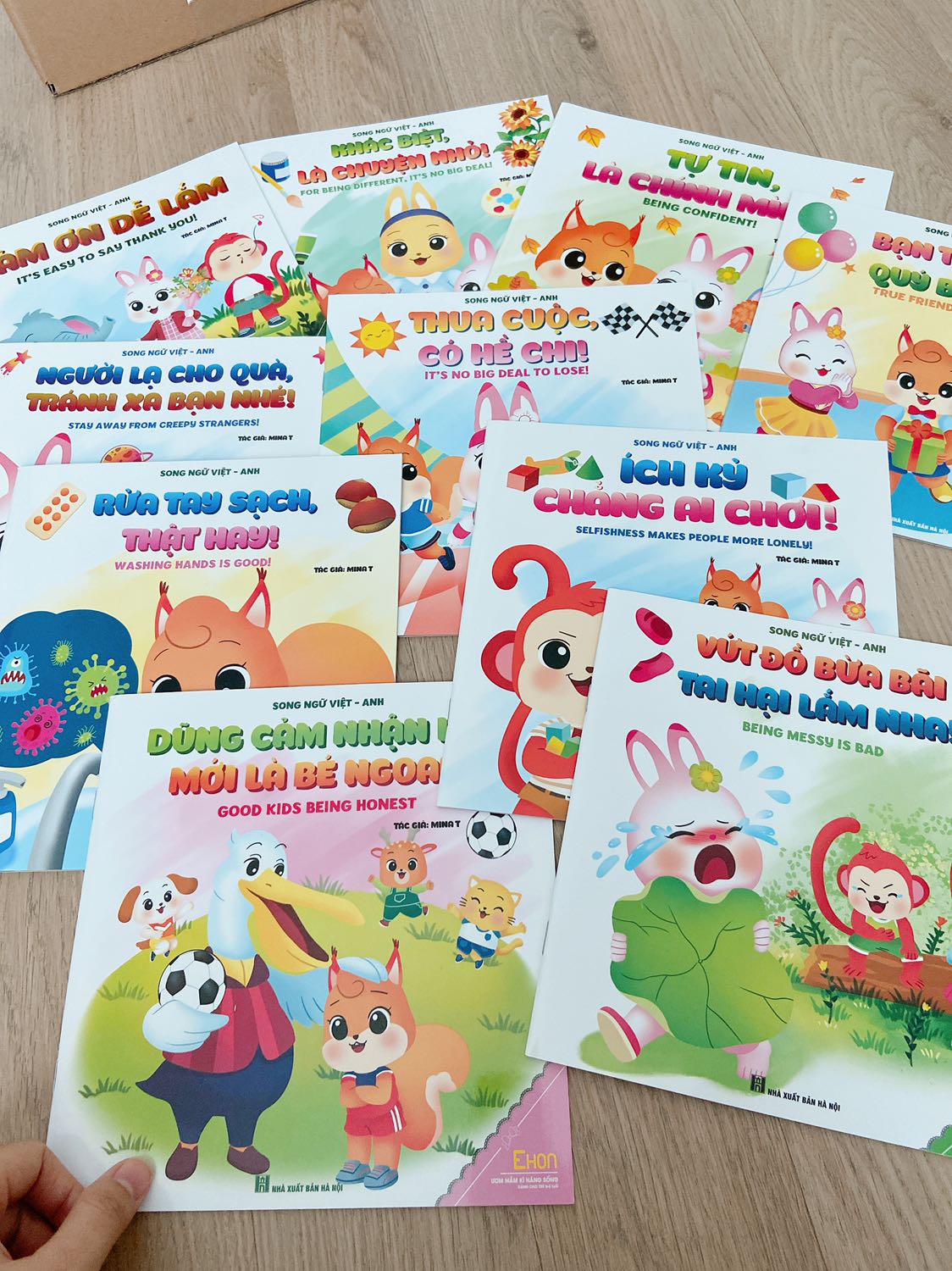 10 cuốn 10 chủ đề đa dạng, tranh vẽ bắt mắt. Truyện song ngữ nên tiện cho ba mẹ nếu cho con tiếp xúc sớm với tiếng anh. Tiki giao nhanh, dịch vụ tốt!