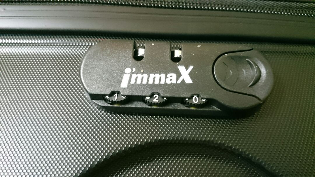 Hàng nhận còn nguyên đai nguyên kiện, nên khui thùng nhẹ nhàng, tránh dùng dao rọc có thể làm trầy vali. Kích hoạt bảo hành dễ dàng, có clip hướng dẫn cách đổi mã khóa luôn nha các bạn. Về độ chắc của vali thì mình thấy hơi mỏng. Đã sử dụng ngay và luôn cho chuyến du lịch sau đó, hi vọng xài bền!