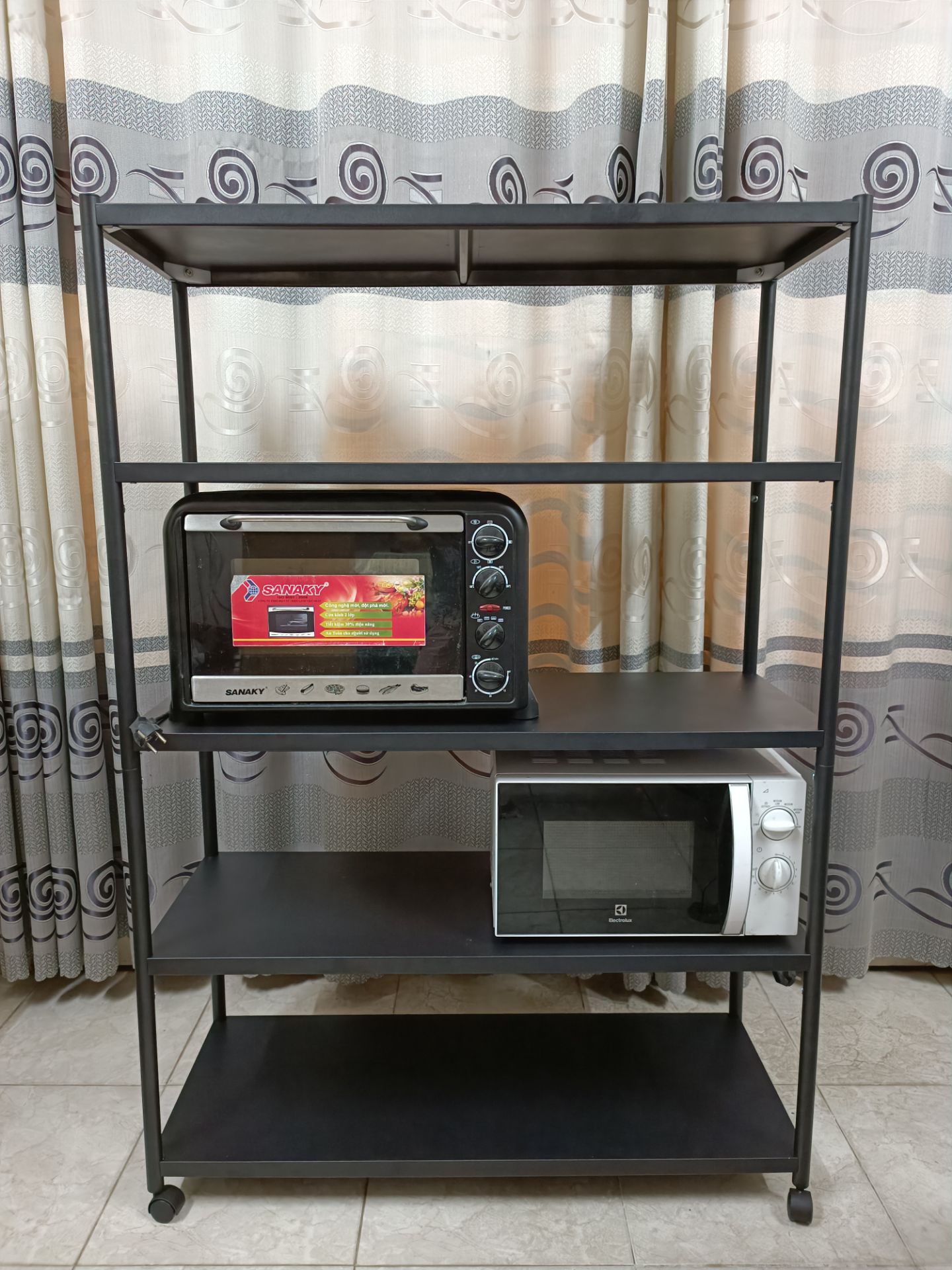 mình mua lúc flash sale giá 1519k, ốp các mã khuyến mãi vào thì giá thanh toán cuối cùng là 1397k, nói chung là khá ổn cho 1 cái kệ 5 tầng của Vando. Giao hàng nhanh, kệ hoàn hảo ko có lỗi móp méo hoặc tróc sơn này nọ, ốc vít đầy đủ và gia công tỉ mỉ, nói chung là mọi thứ về mặt kỹ thuật đều OK. kệ lắp lên khá chắc chắn và hài hòa trong không gian bếp. kệ có kèm theo 4 bánh xe và 4 chân cố định, tùy ý khách muốn lắp bánh hay lắp chân. Nhưng có vẻ hơi lãng phí, vì vậy shop nên để tùy chọn đặt hàng là bánh xe hay chân, để khi khách mua thì chọn luôn, đỡ dư thừa ko dùng đến lại lãng phí. Nói chung là hài lòng với sản phẩm này, rất hoàn hảo.