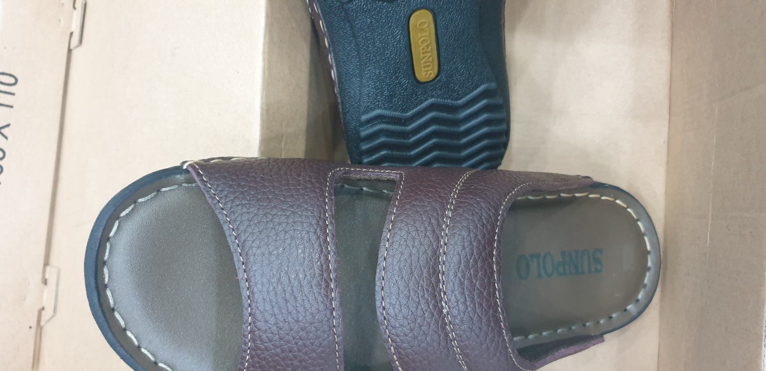 Hàng rất chắc chắn, đường may mũi chỉ ok may luôn cả đế và quai dày dặn rất ưng ý! Giao hàng tương đối, cần giao hàng nhanh hơn nữa thì tuyệt vời.