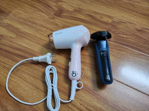 Sản phẩm rất tốt, cạo rất sát, êm da.
Cảm ơn shop.
*Máy sấy tóc rất cute