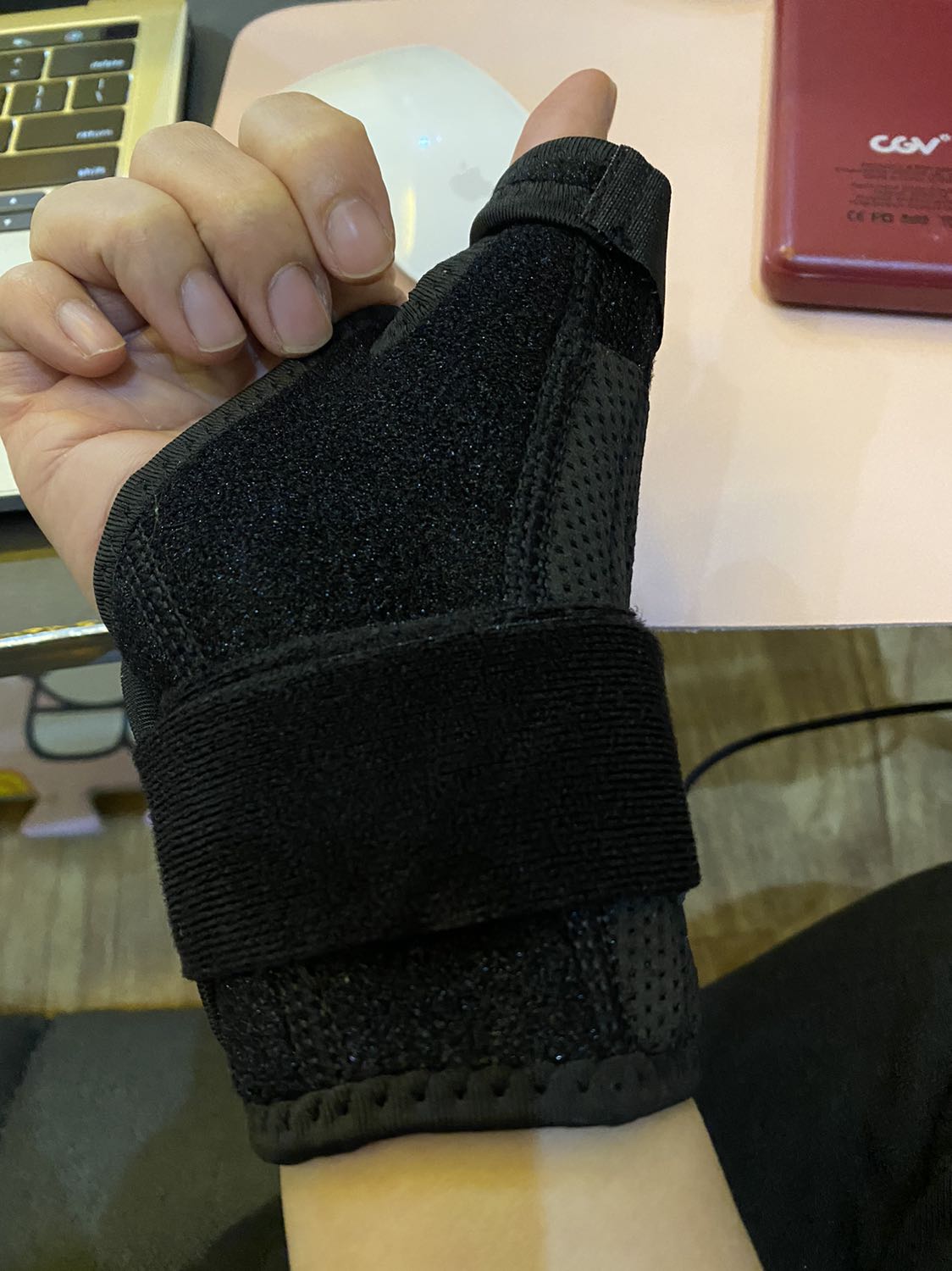 Hàng đẹp, đeo dễ chịu. Dành cho bạn nào bị viêm bao gân dùng khá hợp lý, thích hợp đeo đc hàng ngày mà k bị khó chịu!