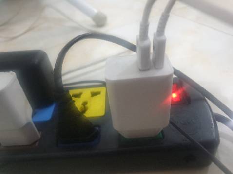 Sạc tương đối, có 2 cổng nên dễ sạc cho 2 điện thoại cùng lúc. Không bị nóng. Tiện lợi....