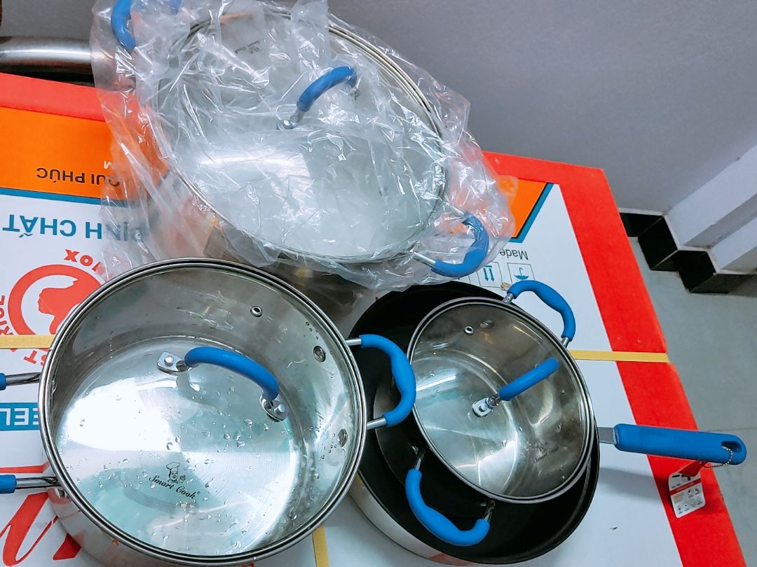 inox dày.chắc.ok.mà mình thấy hợp với bếp từ hay hồng ngoại hơn.cái chảo với nồi lớn nếu nhà đông người thì nấu sướng.