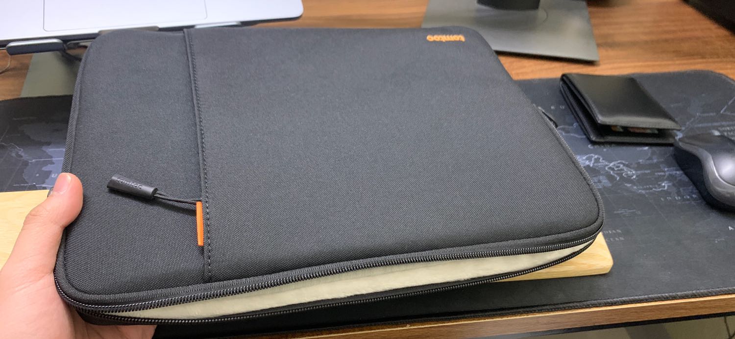 Túi tốt, hàng chính hãng. Kích hoạt bảo hành trên website Tomtoc luôn. Dày dặn và cảm giác an toàn hơn cái anki đang dùng.