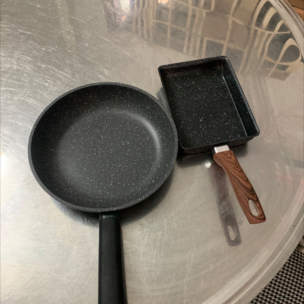 bộ này đẹp chảo cuông nhỏ nhỏ xinh xinh vân đá nhìn sang xin dùng cho bếp từ đc thì quâ ok luôn giá ổn