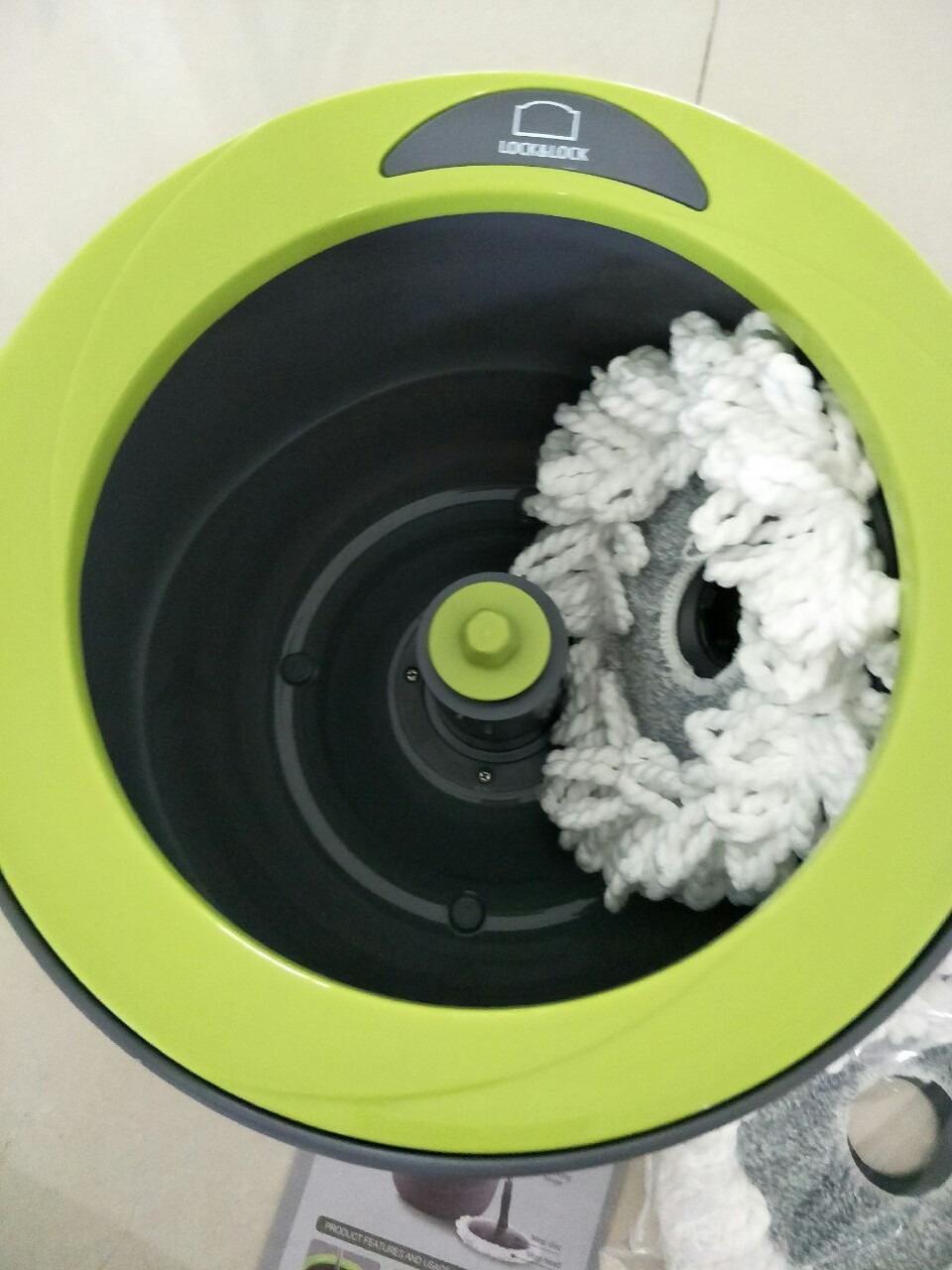 Một thiết kế thông minh nhỏ gọn của bộ lau nhà.
Giặt bông ở dưới thấp, vắt bông ở trên cao mà không phải chia ra hai phần diện tích vắt riêng giặt riêng.
Trục xoay và cây vắt có khớp kết nối với nhau nên dễ gắn vào cũng như tháo ra (nghiên cây sẽ lấy ra được).
Cây lau ráp lại từ ba đoạn ngắn, tiện lợi trong việc đóng gói.
Bông lau mịn, chất lượng tốt.
Nhựa, chất lượng gia công đẹp, trục xoay êm.