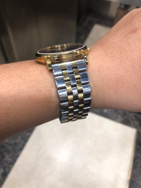 Chắc lượng tốt, kiểu dáng phù hợp với đồng hồ, bền hay ko phải chờ thời gian