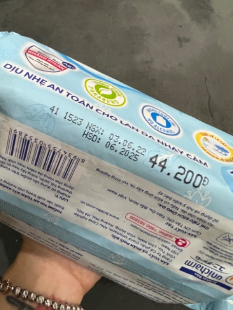 Mua 12 gói mà ko đóng bịch nguyên set như mấy lần trước mình mua, Đóng riêng từng gói lẻ nên trầy móp méo bao bì các góc, nắp nhựa bén hơn mẫu cũ, ko trơn mượt như mẫu cũ, bao bì mẫu mới nhìn dơ, như hàng cũ chắc do thay đổi bao bì nên ko đẹp bằng mẫu cũ. Khăn cũng ko mùi